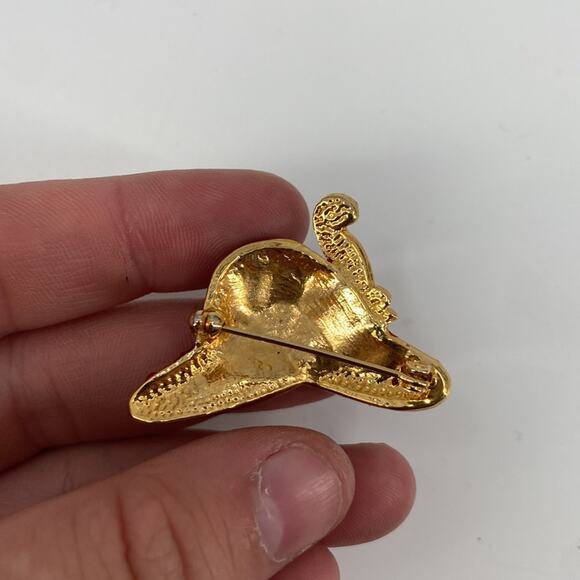 Red hatter gem encrusted pin - Picture 2 of 4